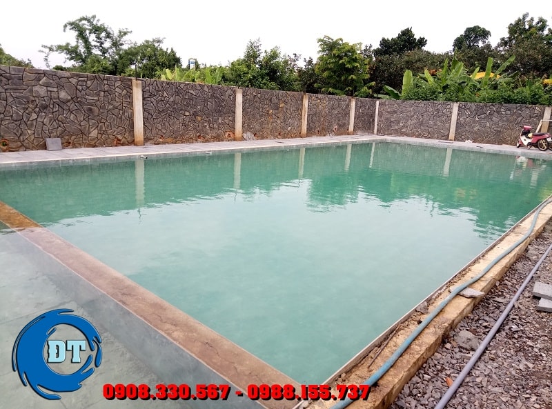 Đối với việc xây dựng hồ bơi gia đình ở sân vườn: Sân vườn nơi rộng thoáng mát thì bạn có thể xây dựng được hồ với kích thước 50 đến 70 m2